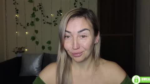 Snapshot of ay_kiss_jully chatting on 12-16-25, 06:35 Jully online show from 12-16-25, 06:35