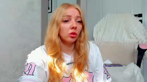 Snapshot of ayaye_ chatting on 07-19-26, 06:17 SundyRose online show from 07-19-26, 06:17