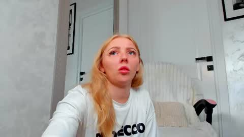 Snapshot of ayaye_ chatting on 07-23-26, 06:22 SundyRose online show from 07-23-26, 06:22
