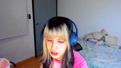 Azu Moure online show from 12-17-24, 07:07