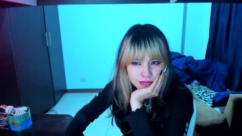 Azu Moure online show from 01-06-25, 04:47