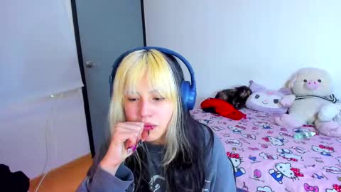 Azu Moure online show from 02-25-25, 11:30