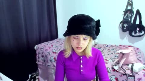 Azu Moure online show from 11-23-25, 01:05