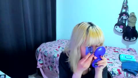 Azu Moure online show from 11-30-25, 03:21