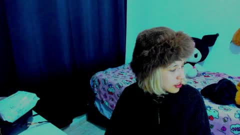 Snapshot of azu_moure chatting on 03-27-26, 04:18 Azu Moure online show from 03-27-26, 04:18