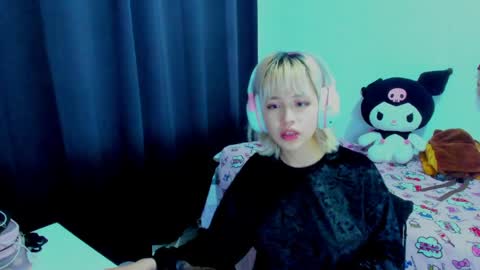 Snapshot of azu_moure chatting on 05-19-26, 04:19 Azu Moure online show from 05-19-26, 04:19