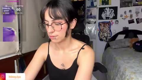 Snapshot of b0nnie_h0ney chatting on 06-27-26, 01:54 Lyanna online show from 06-27-26, 01:54