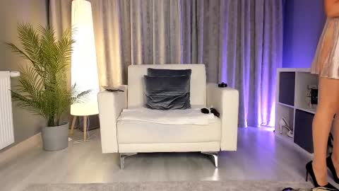 Snapshot of babeinblush chatting on 09-18-25, 04:03 Lisa online show from 09-18-25, 04:03