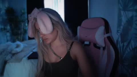 Snapshot of babysugarbunny chatting on 11-02-25, 11:18 babysugarbunny online show from 11-02-25, 11:18