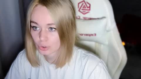 Lin online show from 10-26-25, 01:22