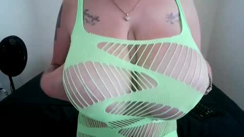 Snapshot of baddie_kiki chatting on 04-13-26, 03:28 Kiki online show from 04-13-26, 03:28