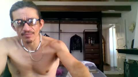 Mexican livin Off the Wall online show from 04-25-26, 07:22