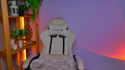 Snapshot of balerinacappuccino_ chatting on 02-10-26, 04:05 Elly online show from 02-10-26, 04:05