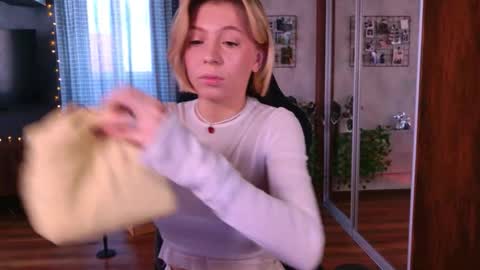 Snapshot of balerinacappuccino_ chatting on 02-21-26, 03:18 Elly online show from 02-21-26, 03:18