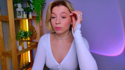 Snapshot of balerinacappuccino_ chatting on 02-25-26, 03:38 Elly online show from 02-25-26, 03:38