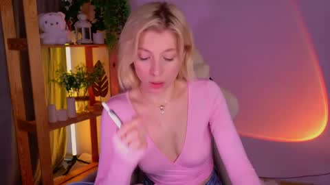 Snapshot of balerinacappuccino_ chatting on 05-31-26, 06:09 Elly online show from 05-31-26, 06:09