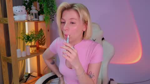 Snapshot of balerinacappuccino_ chatting on 06-02-26, 03:52 Elly online show from 06-02-26, 03:52
