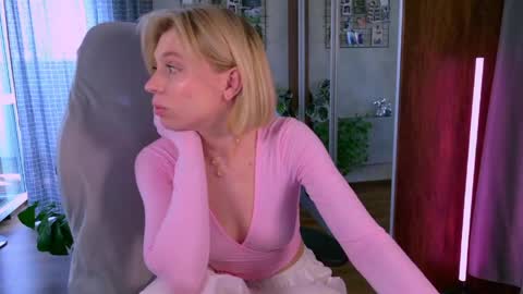 Snapshot of balerinacappuccino_ chatting on 06-05-26, 04:52 Elly online show from 06-05-26, 04:52