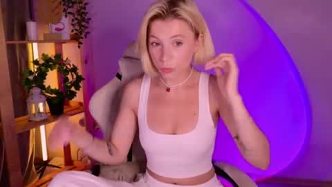 Snapshot of balerinacappuccino_ chatting on 06-21-26, 02:47 Elly online show from 06-21-26, 02:47