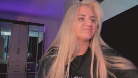 Snapshot of barbarasiren chatting on 10-12-25, 04:06 barbarasiren online show from 10-12-25, 04:06