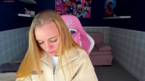 Snapshot of barbie_lis chatting on 11-30-25, 01:31 LisGTM2 Mon-Thu Sat 0100am-0700am online show from 11-30-25, 01:31