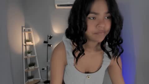 Snapshot of barbra_smith chatting on 01-25-25, 03:52 Luna online show from 01-25-25, 03:52