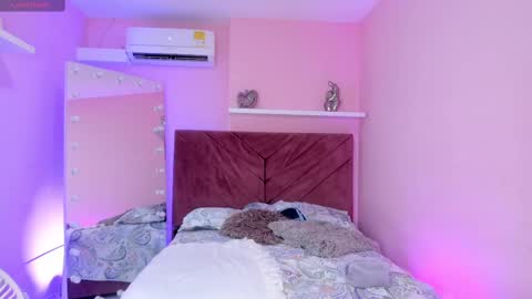 Snapshot of barbra_smith chatting on 02-22-25, 04:09 Luna online show from 02-22-25, 04:09