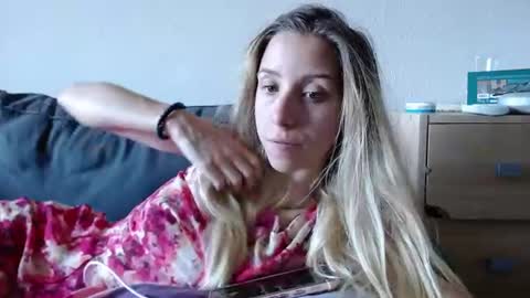 Snapshot of barelylegalblondy chatting on 06-20-26, 07:11 Lena online show from 06-20-26, 07:11
