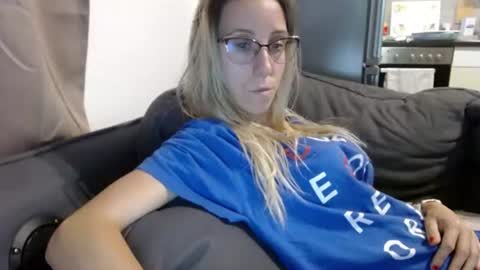 Snapshot of barelylegalblondy chatting on 07-12-26, 04:09 Lena online show from 07-12-26, 04:09