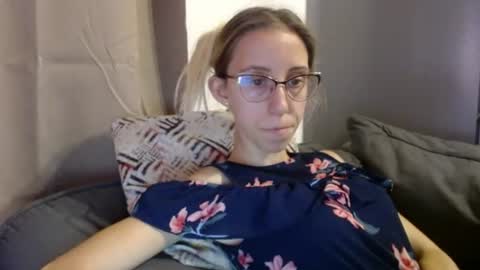Snapshot of barelylegalblondy chatting on 07-16-26, 04:35 Lena online show from 07-16-26, 04:35