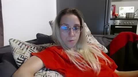 Snapshot of barelylegalblondy chatting on 07-18-26, 09:18 Lena online show from 07-18-26, 09:18