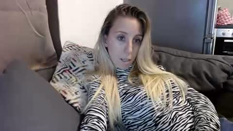Snapshot of barelylegalblondy chatting on 07-27-26, 05:09 Lena online show from 07-27-26, 05:09