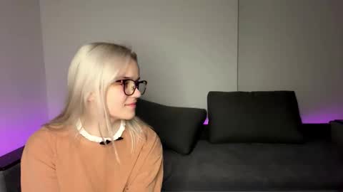 Max and Bella online show from 11-05-25, 03:45