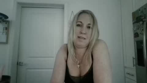 Snapshot of beach_bunny69 chatting on 02-02-26, 08:57 Emma online show from 02-02-26, 08:57