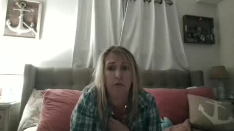 Snapshot of beach_bunny69 chatting on 04-11-26, 07:02 Emma online show from 04-11-26, 07:02