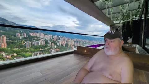 Snapshot of bear4muscle chatting on 02-09-25, 08:45 Dookie online show from 02-09-25, 08:45