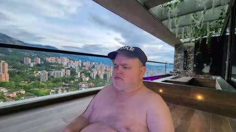 Snapshot of bear4muscle chatting on 01-13-26, 12:16 Dookie online show from 01-13-26, 12:16