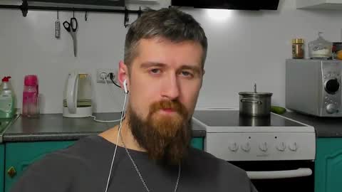 Snapshot of bearded_legend chatting on 12-17-25, 09:32 Zeus online show from 12-17-25, 09:32