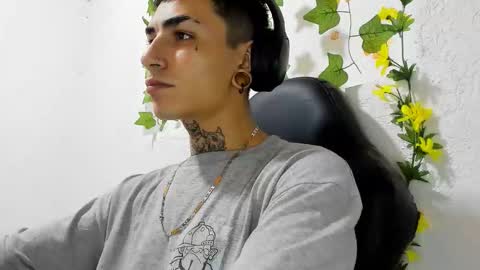 Snapshot of beatandtalk chatting on 12-16-25, 04:34 beatandtalk online show from 12-16-25, 04:34