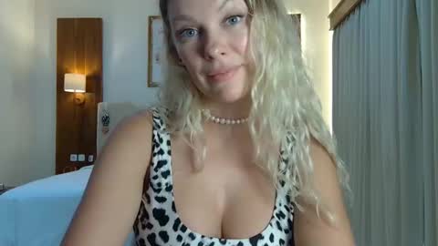Snapshot of beautifulkollettee chatting on 10-16-25, 03:51 Beautifulkollette online show from 10-16-25, 03:51