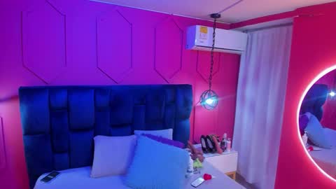 Snapshot of beauty_milf4 chatting on 12-04-25, 11:08 Chantall online show from 12-04-25, 11:08