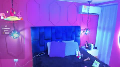 Snapshot of beauty_milf4 chatting on 12-14-25, 11:37 Chantall online show from 12-14-25, 11:37