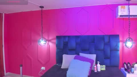 Snapshot of beauty_milf4 chatting on 12-16-25, 11:37 Chantall online show from 12-16-25, 11:37