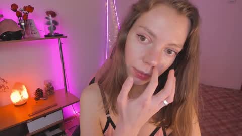 Snapshot of beautyeliise chatting on 03-08-25, 02:19 Eliise online show from 03-08-25, 02:19