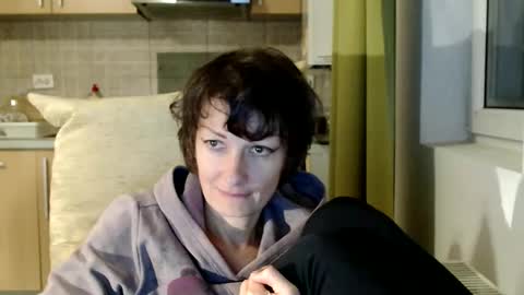 Snapshot of bebacksooon chatting on 10-15-25, 07:25 Raluca online show from 10-15-25, 07:25