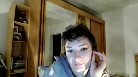 Snapshot of bebacksooon chatting on 11-22-25, 06:29 Raluca online show from 11-22-25, 06:29
