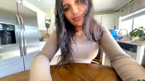Snapshot of bebesitaa21 chatting on 10-25-25, 08:14 Angelique online show from 10-25-25, 08:14
