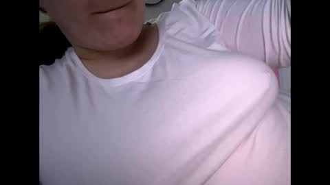 Snapshot of beeinmedeep chatting on 10-27-25, 01:20 beeinmedeep online show from 10-27-25, 01:20