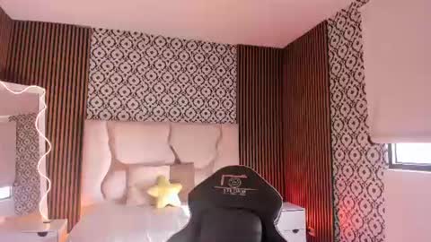 BELLA online show from 06-11-26, 12:14