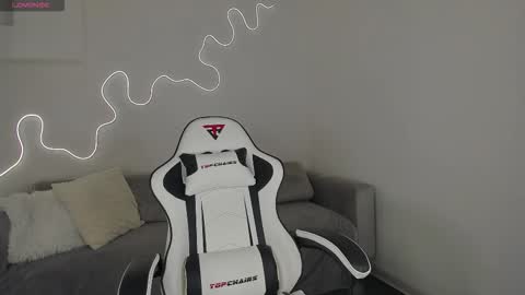 Snapshot of bella__sss chatting on 12-15-25, 03:11 Hi I am Bella online show from 12-15-25, 03:11